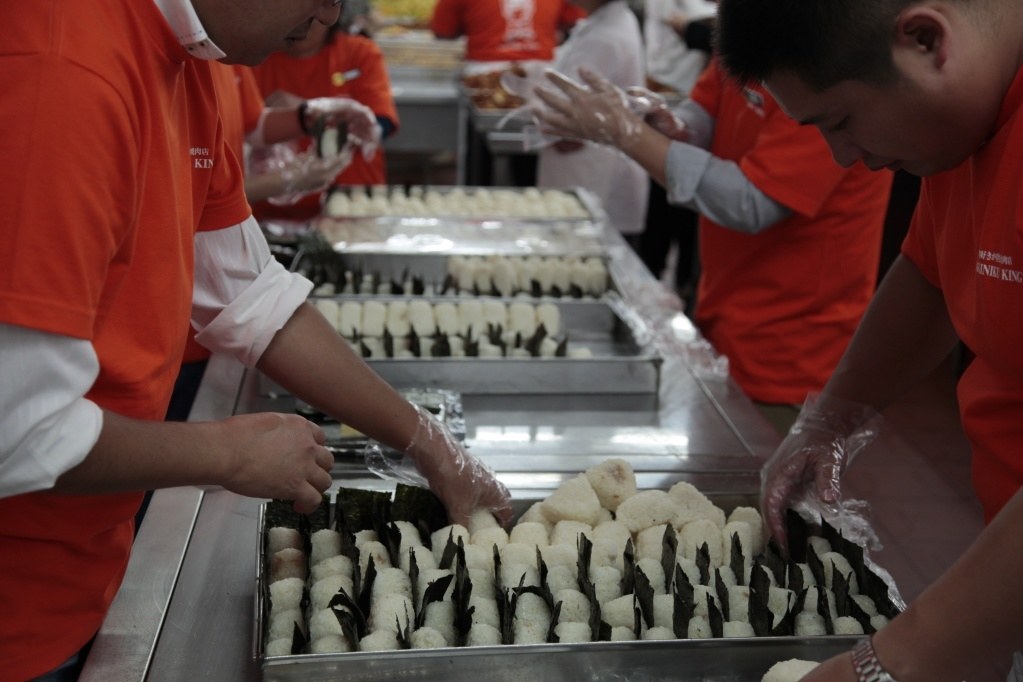 物语公司员工们做饭团